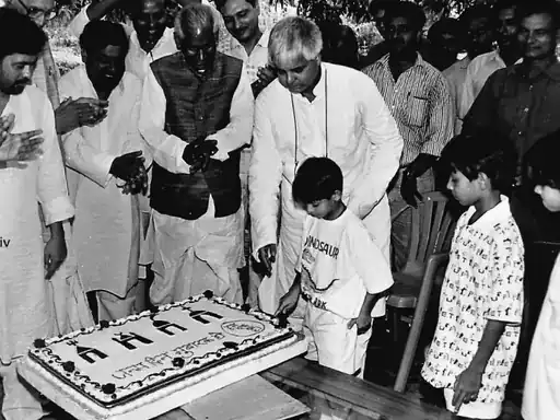 तेजस्वी यादव का चौथा जन्मदिन का केक ध्यान से देखिये.