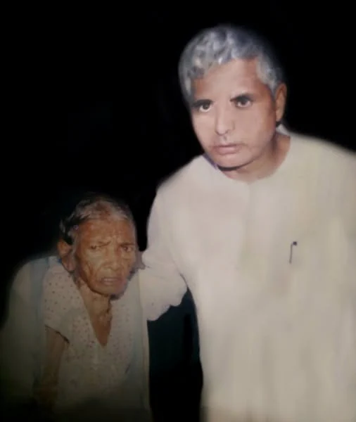 लालू यादव अपनी माँ के साथ